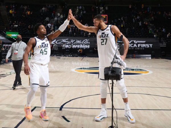 Dua pemain andalan Utah Jazz, Donovan Mitchell dan Rudy Gobert saat melawan Milwaukee Bucks.