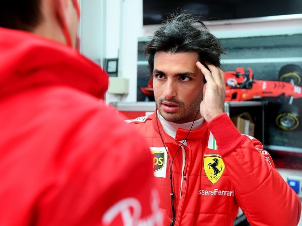 Carlos Sainz Jr pesimistis lihat Ferrari bisa ungguli Mercedes di F1 2021.