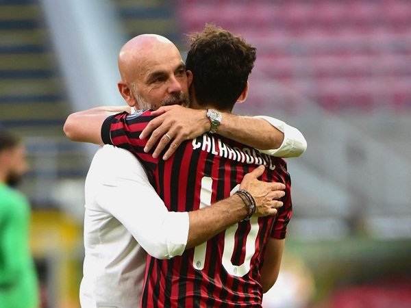 Stefano Pioli dan Hakan Calhanoglu