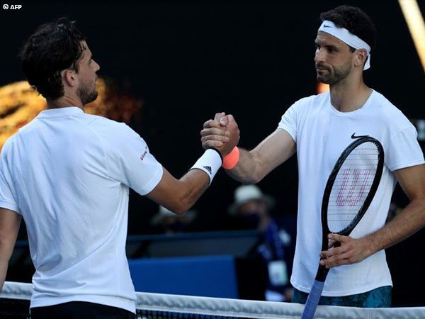 Grigor Dimitrov [kanan] melaju ke perempatfinal Australian Open 2021 dengan kemenangan tiga set langsung