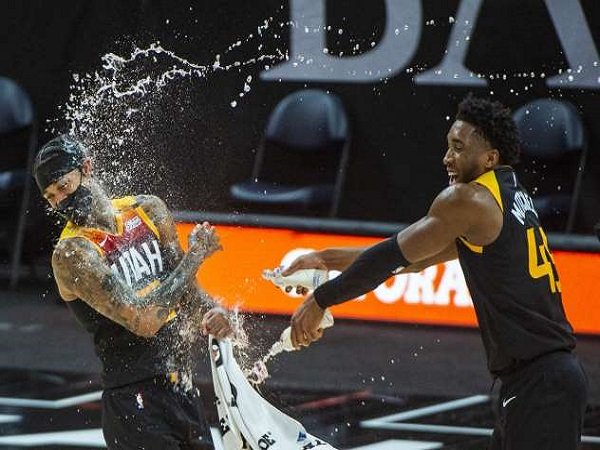 Jordan Clarkson melakukan selebrasi bersama Donovan Mitchell.