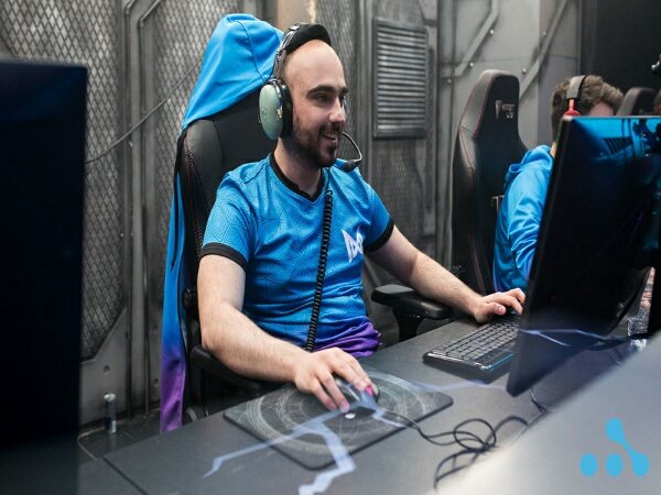 Cara Menghadapi Kritikan Fans Ala Kuro "Kuroky" Salehi Takhasomi