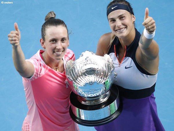 Aryna Sabalenka [kanan]dan Elise Mertens [kiri] kantongi gelar Grand Slam nomor ganda kedua di Australian Open 2021