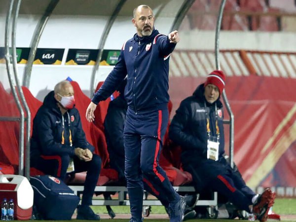 Dejan Stankovic memberikan instruksi kepada pemainnya kala Red Star Belgrade bermain melawan AC Milan di babak 32 besar Liga Europa (19/2) / via AFP