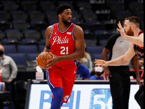 Center andalan Philadelphia 76ers, Joel Embiid saat coba dihadang pemain Toronto Raptors. (Images: Getty)