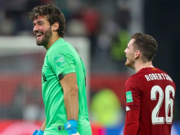 Robertson Bantah Telah Berkelahi dengan Alisson