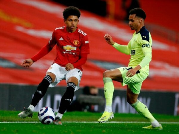 Paska debut dengan MU, Shola Shoretire mendapat pesan dari Dimitar Berbatov untuk terus bekerja keras
