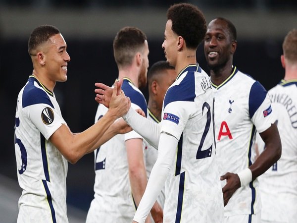 Berbatov yakin Tottenham masih bisa selamatkan musim mereka