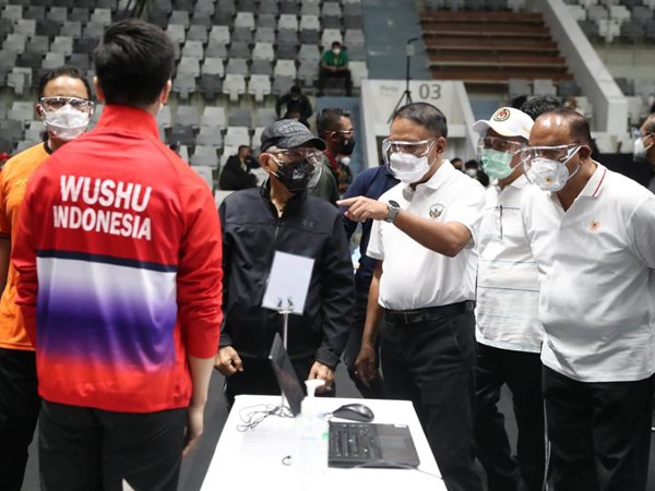 Menpora RI Zainudin Amali memantau vaksinasi untuk atlet