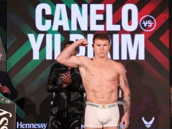 Petinju Saul "Canelo" Alvarez dalam acara timbang badan.