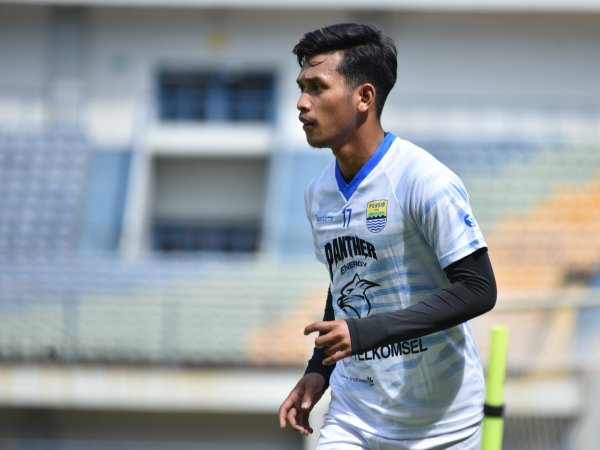Robert Rene Alberts mengajak Indra Mustafa yang musim lalu membela Bandung United ikut berlatih dengan Persib