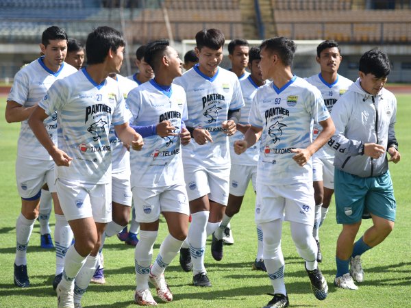Pemain Persib berlatih di bawah komando Robert Rene Alberts
