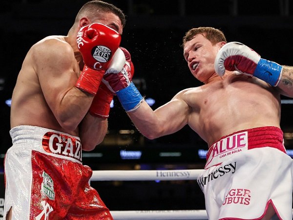 Avni Yildrim saat adu jotos dengan Saul Alvarez.