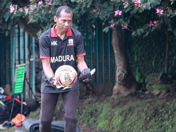 Pelatih kiper Madura United, Hendro Kartiko