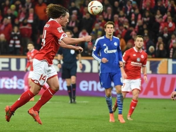 Salah satu pertandingan Schalke melawan Mainz di Bundesliga yang berakhir untuk kemenangan Mainz