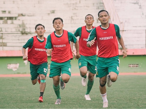 Aji Santoso berikan materi conditioning kepada pemain Persebaya Surabaya