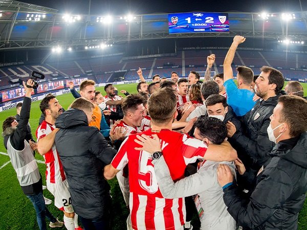Para pemain Athletic Bilbao sedang melakukan selebrasi.
