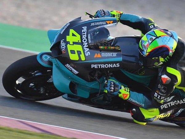 Valentino Rossi saat menjajal motor Petronas Yamaha SRT.