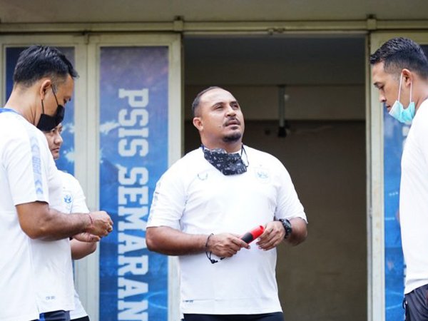Asisten pelatih PSIS Semarang, Imran Nahumarury