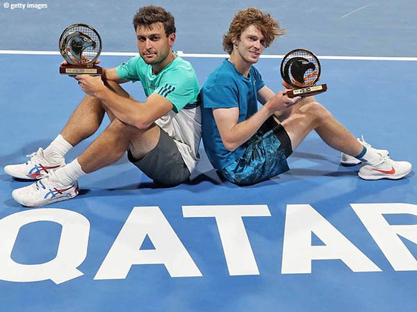 Andrey Rublev [kanan] dan Aslan Karatsev [kiri] kantongi gelar turnamen ATP pertama sebagai tim di Doha musim 2021