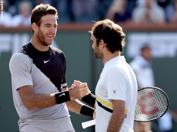 Roger Federer [kanan] ingin melihat Juan Martin del Potro [kiri] segera kembali berkompetisi