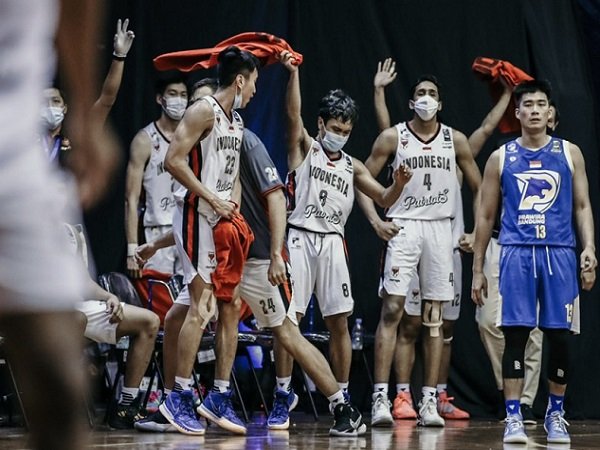 Yudha Saputera dkk merayakan kemenangan Indonesia Patriots atas Prawira Bandung. (Images: IBL)