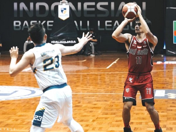 Joseph Desmet (kanan), rookie milik Bali United Basketball. (Images: Bali United)