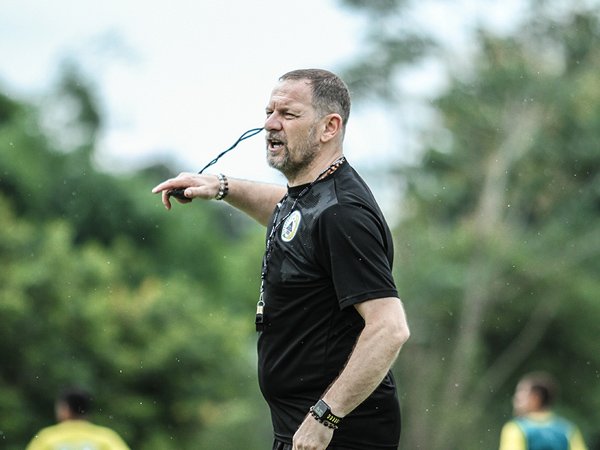 Pelatih PSS Sleman, Dejan Antonic dijadwalkan segera tiba di tanah air