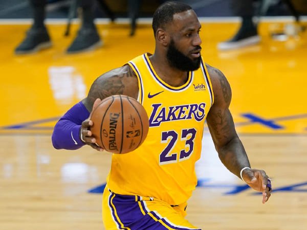 LeBron James Resmi Gabung Grup Pemilik Liverpool