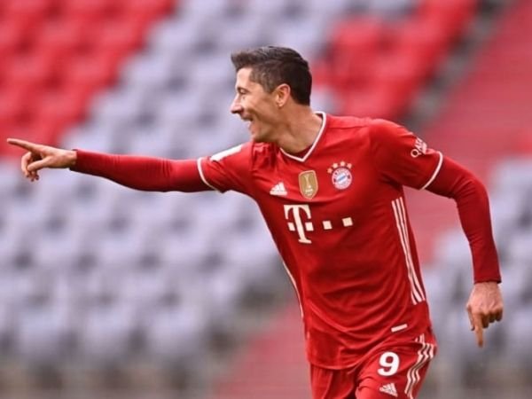 Robert Lewandowski saat merayakan salah satu golnya yang membantu kemenangan Bayern Munich dengan skor 4-0 atas Stuttgart