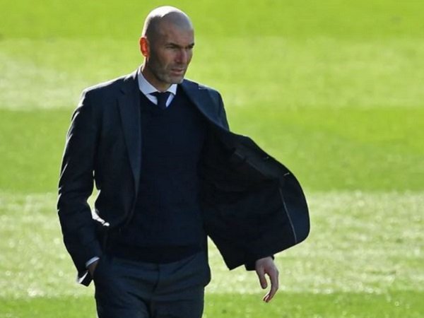 Arsene Wenger bicara soal perlakuan Real Madrid ke ZInedine Zidane.