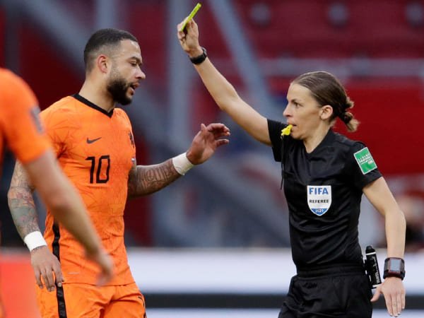 Frappart Jadi Wasit Wanita Pertama yang Pimpin Kualifikasi Piala Dunia
