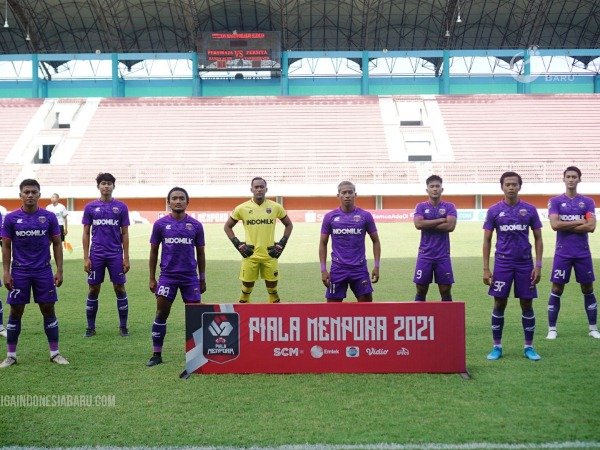 Pemain Persita sedang berfoto bersama. Besok Persita akan meladeni Persib dan Widodo Cahyono Putro sudah memahami cara bermain tim lawan.