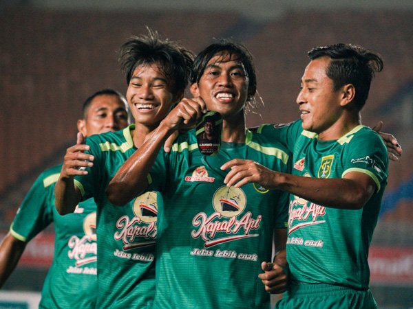 Ady Setiawan menunjukkan shin guard bergambar almarhum sang ayah usai mencetak gol