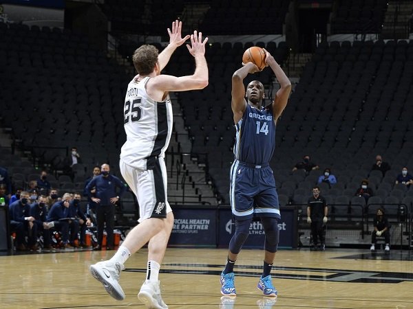 San Antonio Spurs bakal segera diperkuat oleh Gorgui Dieng.