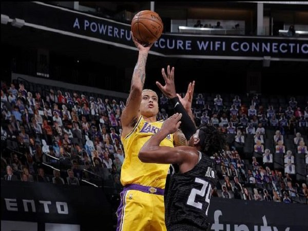 Forward Los Angeles Lakers, Kyle Kuzma saat melawan Sacramento Kings. (Images: Getty)