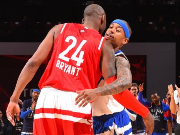 Isaiah Thomas saat bersama Kobe Bryant. (Images: Getty)