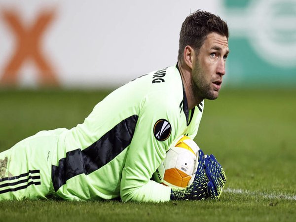 Maarten Stekelenburg berpotensi absen saat Ajax menjamu AS Roma di leg pertama babak delapan besar Liga Europa Jumat mendatang (9/4) / via Getty Images