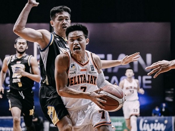 Pemain andalan Pelita Jaya Bakrie Jakarta, Andakara Prastawa saat melawan Prawira Bandung (Images: IBL)