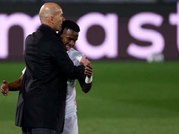 Pelatih Real Madrid, Zinedine Zidane bersama Vinicius Junior. (Images: Getty)