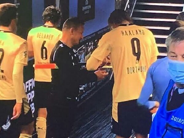 Ternyata ada alasan mulia saat seorang official Liga Champions meminta tanda tangan Erling Haaland