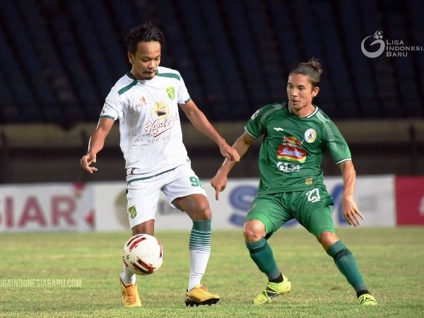 Pemain Persebaya, Muhammad Hidayat ketika dikawal Kim Jeffrey Kurniawan.