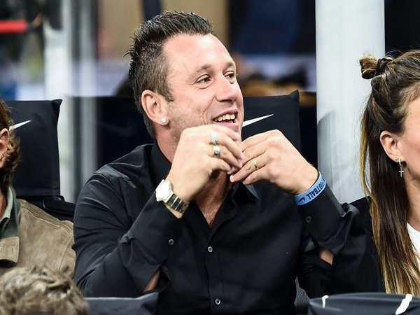 Antonio Cassano mengaku jengkel dengan strategi parkir bus milik Antonio Conte / via