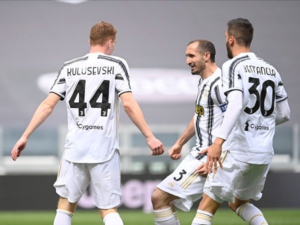 Juventus mengalahkan Genoa dengan skor 3-1.