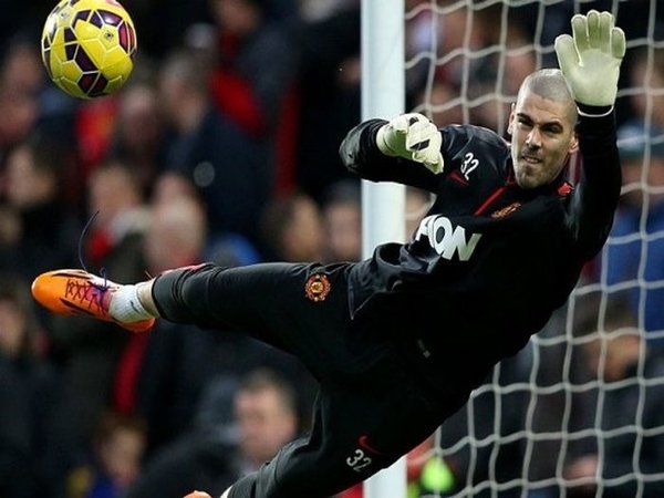 Salah satu aksi Victor Valdes di musim 2014/15 saat masih membela Manchester United / via Getty Images
