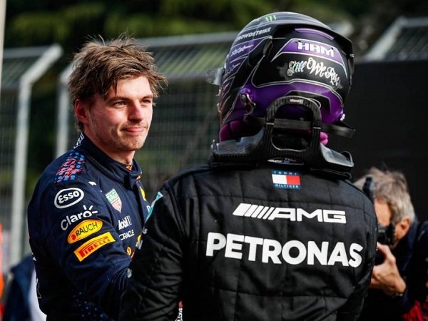 Lewis Hamilton acungi jempol penampilan tanpa celah Max Verstappen di GP Emilia Romagna.