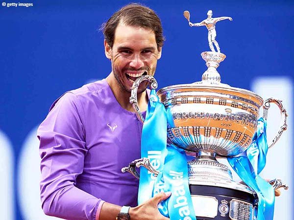 Rafael Nadal berpose dengan gelar Barcelona Open ke-12 dalam kariernya