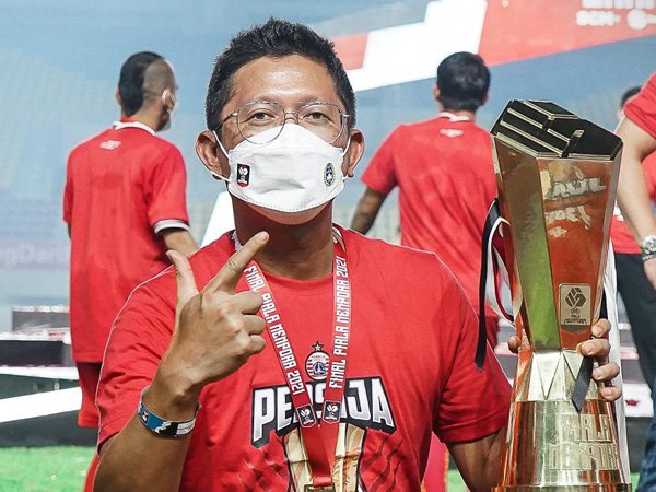 Presiden klub Persija Jakarta, Mohammad Prapanca memamerkan trofi Piala Menpora 2021