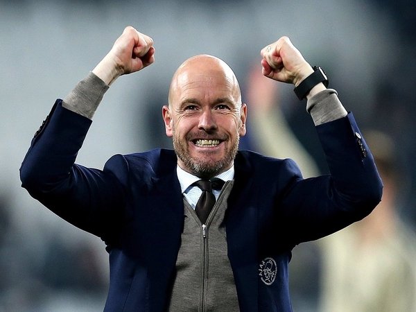 Pelatih Ajax Amsterdam yaitu Erik ten Hag, masuk dalam daftar incaran Tottenham Hotspur / via Getty Images
