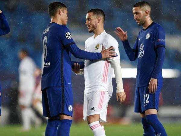 Eden Hazard berhadapan dengan para pemain Chelsea.